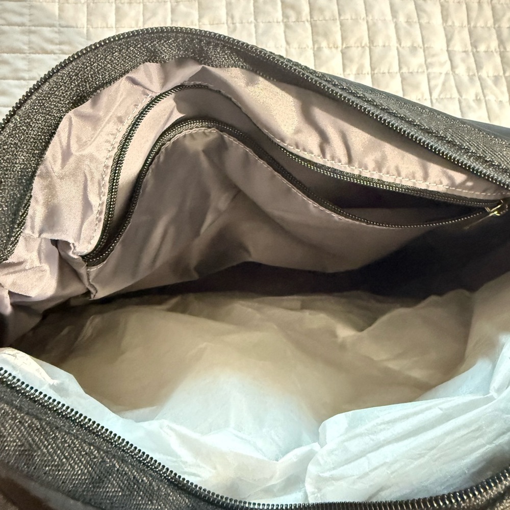 LeSportsac Black Goth Messenger Bag New With Tag - Picture 4 of 8